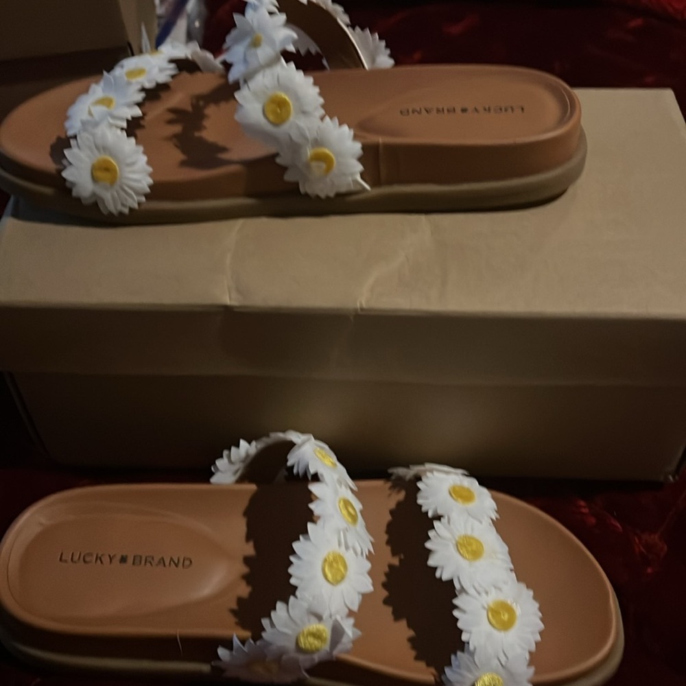Lucky Brand LK Pallyon Daisy Sandals/ Pool Slides in White NEW Sz 8